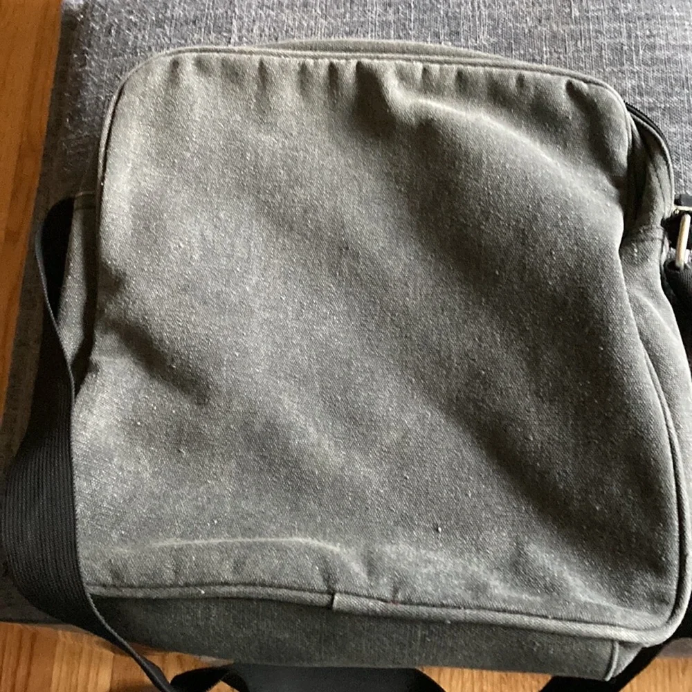 GUESS MESSENGER BAG - Picture 4 of 9